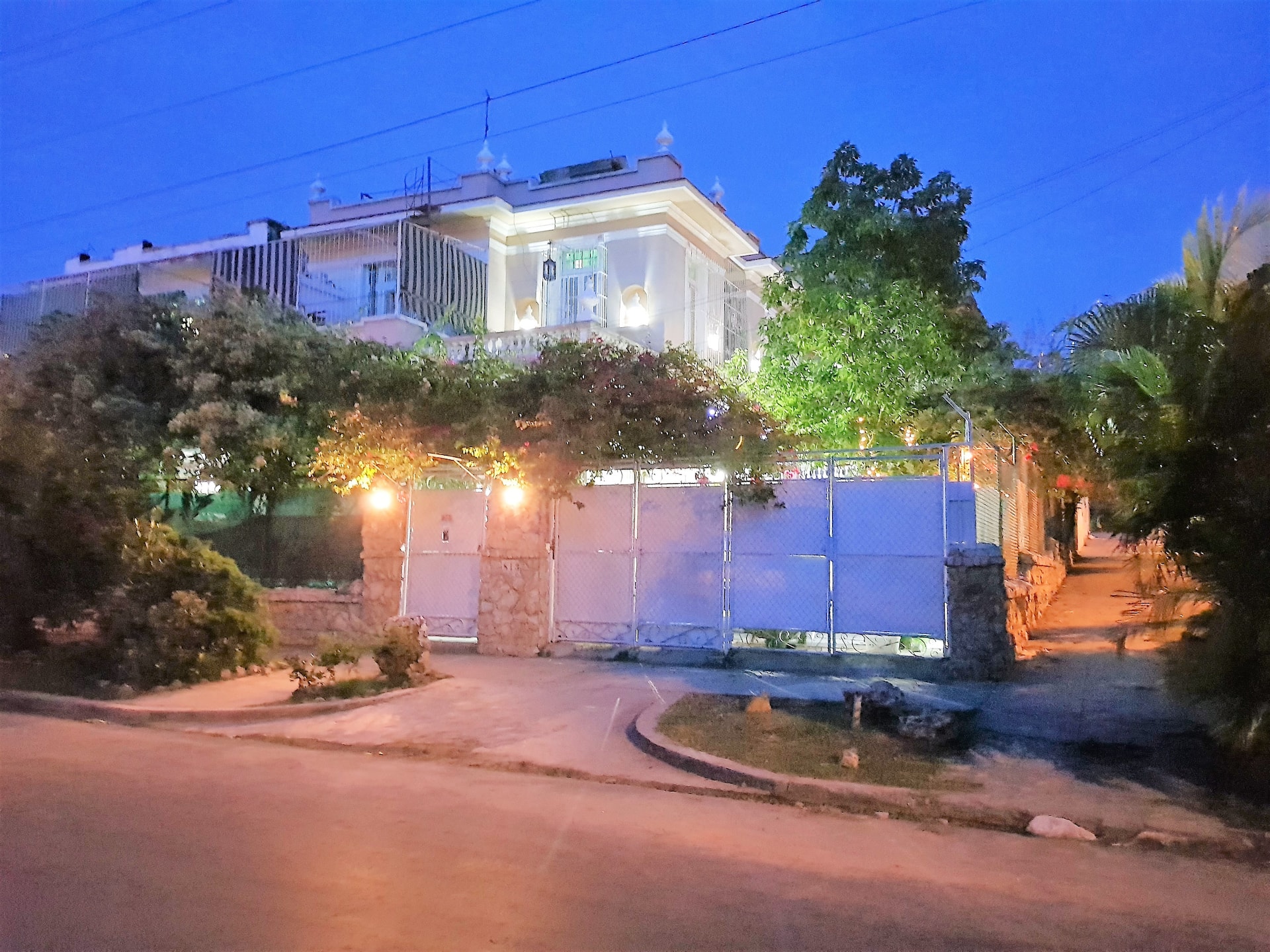 Casa Nostra living room — spacious common area in luxury group villa, Vedado Havana